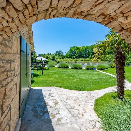 Сasa de vacaciones Zupanov Dvor, A Beautiful Stone With An Expansive Garden