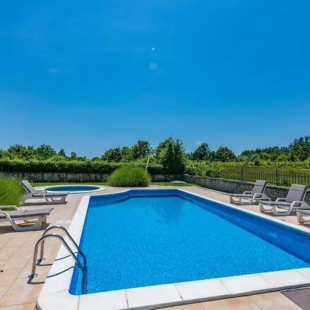 Zupanov Dvor, A Beautiful Stone With An Expansive Garden Сasa de vacaciones Foli