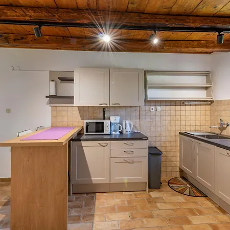 Zupanov Dvor, A Beautiful Stone With An Expansive Garden * Foli