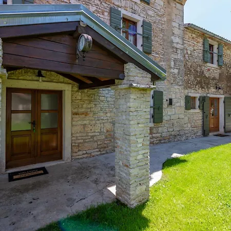 Zupanov Dvor, A Beautiful Stone With An Expansive Garden Vakantiehuis