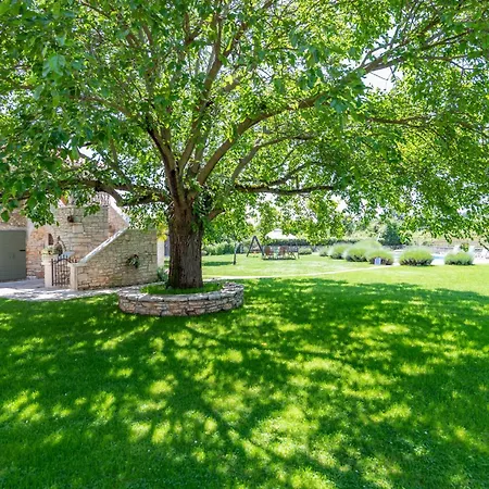 Zupanov Dvor, A Beautiful Stone With An Expansive Garden * Foli