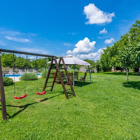 Zupanov Dvor, A Beautiful Stone With An Expansive Garden * Foli