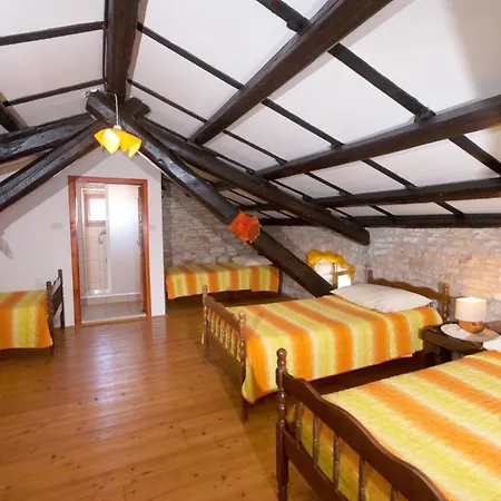 Zupanov Dvor, A Beautiful Stone With An Expansive Garden * Foli