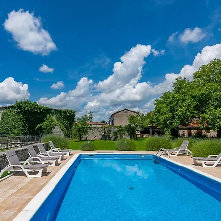 Zupanov Dvor, A Beautiful Stone With An Expansive Garden Vakantiehuis *