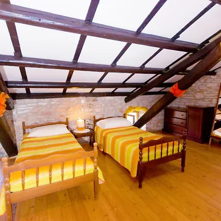 Vakantiehuis Zupanov Dvor, A Beautiful Stone With An Expansive Garden Foli