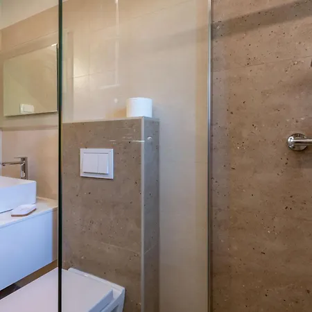 Vakantiehuis Zupanov Dvor, A Beautiful Stone With An Expansive Garden *