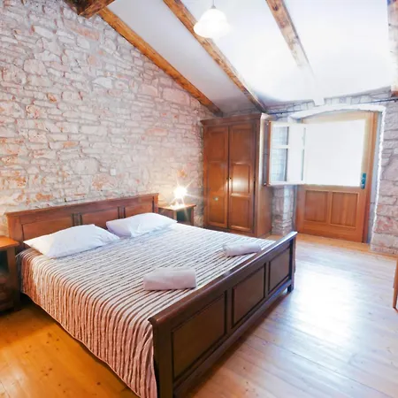 Vakantiehuis Zupanov Dvor, A Beautiful Stone With An Expansive Garden Foli